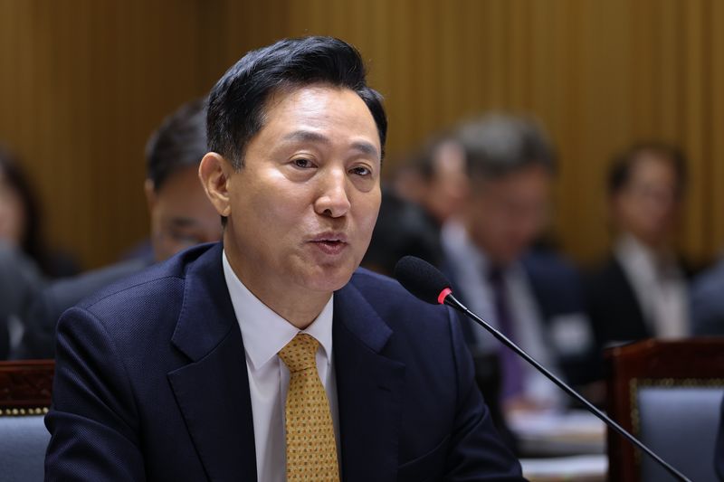 오세훈 서울시장이 15일 서울 중구 서울시청에서 열린 국회 행정안전위원회의 서울특별시에 대한 국정감사에서 의원 질의에 답변하고 있다. 뉴시스