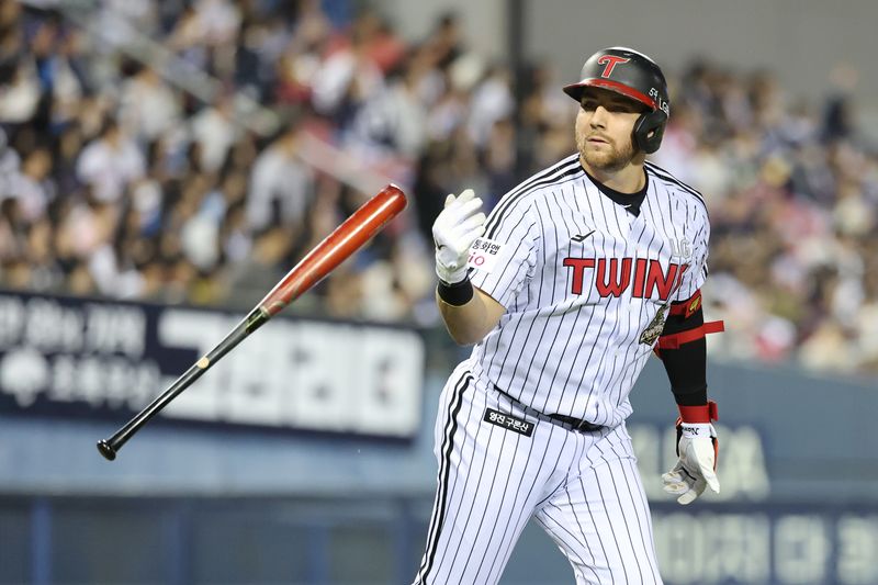 [서울=뉴시스] 김금보 기자 = 14일 서울 송파구 잠실야구장에서 열린 프로야구 2026 KBO 포스트시즌 와일드카드 결정 1차전 두산 베어스와 LG 트윈스의 경기, 1회말 1사 1루 LG 3번타자 오스틴이 투런 홈런을 치고 세리머니를 하고 있다. 2026.10.14. kgb@newsis.com
