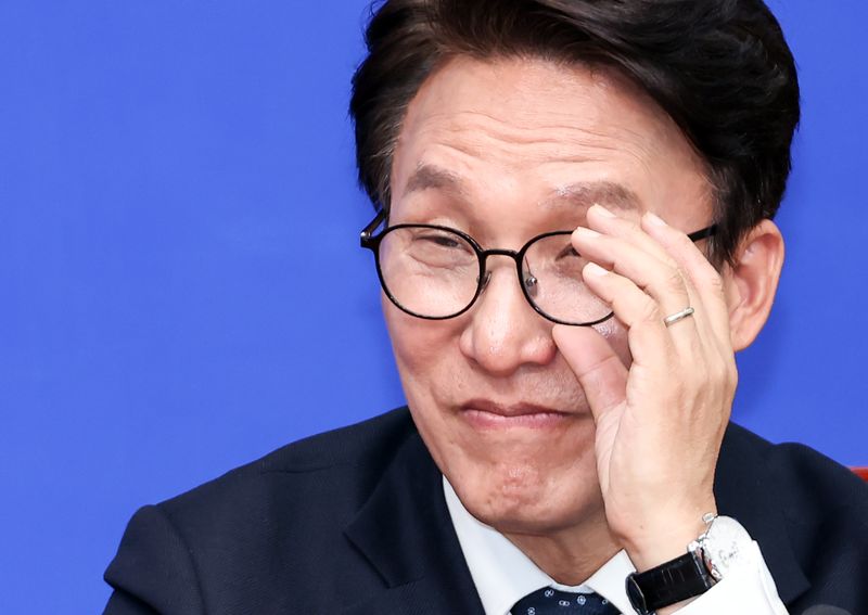 더불어민주당 김민석 대표가 15일 국회에서 미즈시마 고이치 주한일본대사를 접견하는 도중 잠시 생각에 잠겨 있다. 연합뉴스