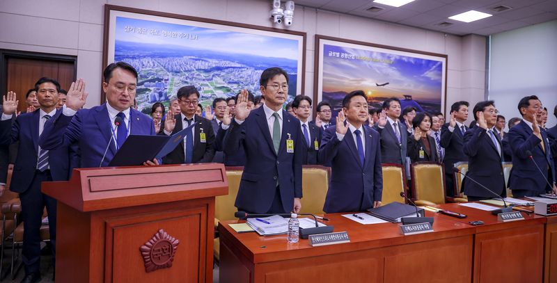 [서울=뉴시스] 정병혁 기자 = 이헌욱 한국부동산원 원장이 15일 서울 여의도 국회에서 열린 국토교통위원회의 한국부동산원 등에 대한 국정감사에서 증인선서를 하고 있다. 2026.10.15. jhope@newsis.com