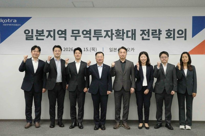 코트라가 15일 강경성 사장 주재로 후쿠오카에서 '2026 일본지역 무역투자확대 전략회의'를 개최하고, 수출품목 다변화·지역성장기여·제3국 협업을 통해 경쟁을 넘어 전략적 상생으로 가는 한일 '새로운 60년'을 선도하겠다고 밝힌 가운데, 강경성 코트라 사장(왼쪽 네번째)과, 박용민 일본지역본부장(왼쪽 다섯번째) 및 주요 참석자들이 기념촬영을 하고 있다. 사진=코트라