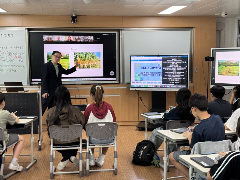 전남광주통합특별시교육청(광주특별시교육청)이 학생 주도 '2030교실'을 공유하며 교원 간 수업 나눔을 진행한다. 사진은 광양 중앙초 학생들이 '면담으로 알아보는 열대기후와 건조기후의 생활 모습'을 주제로 한 '2030교실' 수업에 참여하고 있는 모습. 광주특별시교육청 제공
