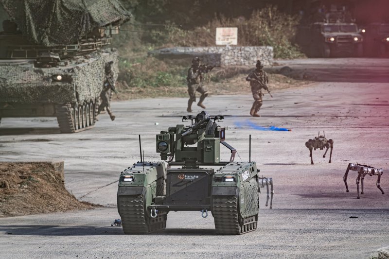 육군이 14일 경기도 양평훈련장에서 진행한 아미 타이거(Army TIGER)+ 미래전 통합 전투수행훈련에서 통합무인전투 시연 간 연막드론이 적의 시야를 차단한 가운데 드론과 다목적무인차량, 다족형로봇 등 무인체계가 병력에 앞서 투입되고 있다. 육군 제공