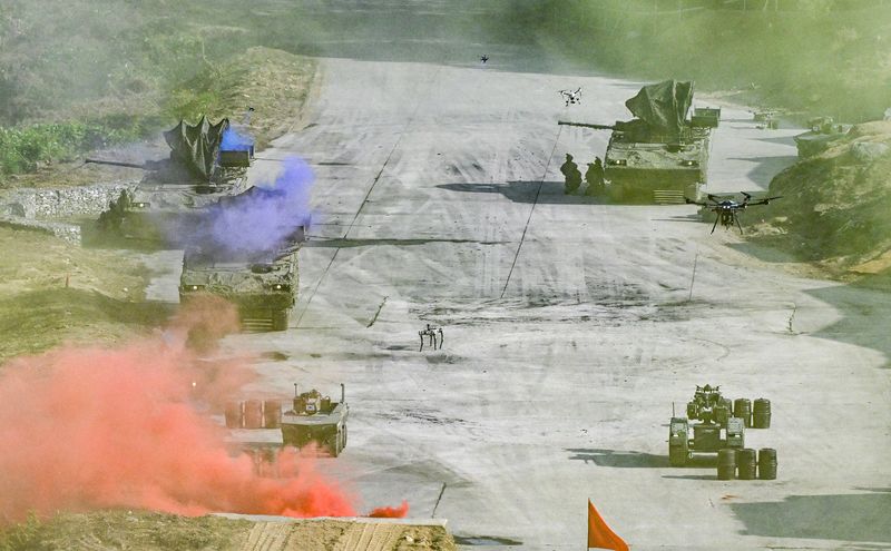 육군이 14일 경기도 양평훈련장에서 진행한 아미 타이거(Army TIGER)+ 미래전 통합 전투수행훈련에서 통합무인전투 시연 간 드론과 다목적무인차량, 다족형로봇 등 무인체계가 병력에 앞서 투입되고 있다. 육군 제공
