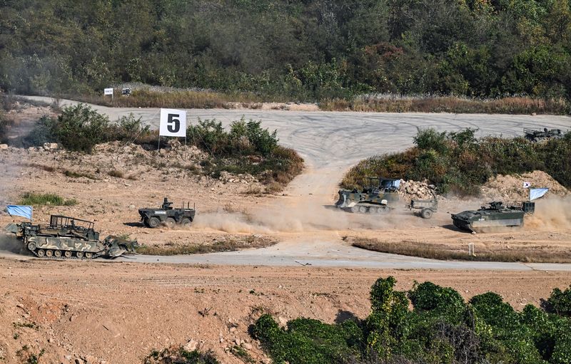 군이 14일 경기도 양평훈련장에서 진행한 아미 타이거(Army TIGER)+ 미래전 통합 전투수행훈련에서 무인수색차량, K-CEV 등 무인체계가 장애물 극복을 위해 이동하고 있다. 육군 제공