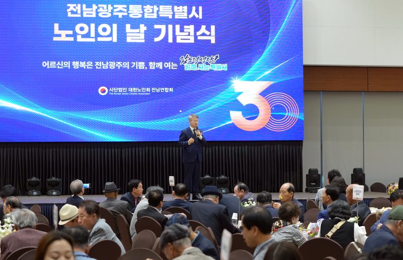 민형배 전남광주통합특별시장(광주특별시장)이 15일 무안 스카이웨딩컨벤션에서 열린 제30회 노인의 날 기념식에 참석해 "어르신에 대한 의료·이동·돌봄 서비스 지원을 강화하겠다"라고 밝히고 있다. 광주특별시 제공