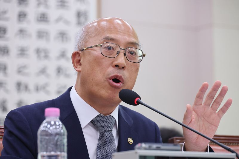 조원철 법제처장이 15일 서울 여의도 국회에서 열린 법제사법위원회의 법제처에 대한 국정감사에서 증인 선서를 하고 있다. 뉴스1
