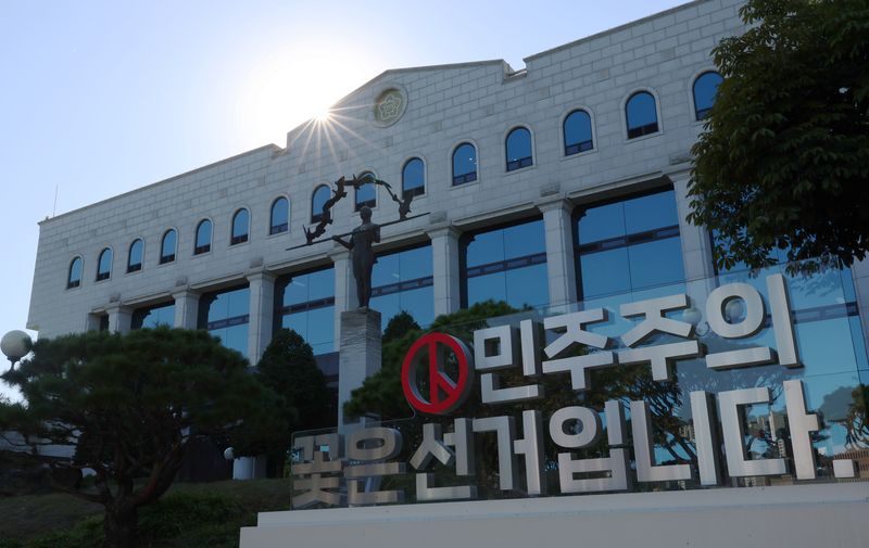 [과천=뉴시스] 조성우 기자 = 6·3 지방선거와 중앙선거관리위원회의 관련된 각종 의혹을 들여다보는 선관위 특검(특별검사 이태한)이 선거용품 납품 관련 수의계약 특혜 의혹을 규명하기 위해 강제수사에 나선 14일 경기 과천시 중앙선거관리위원회 과천청사 모습.법조계에 따르면 선관위 특검은 이날 오전부터 업무상 배임 및 입찰방해 혐의로 중앙선거관리위원회와 김포와 대구 소재 선거용품 관련 업체 등 총 5곳에 대한 압수수색을 진행하고 있다. 2026.10.14. xconfind@newsis.com