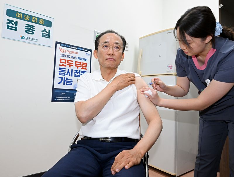 추경호 대구시장이 15일 대구의료원을 찾아 고령층의 예방접종 참여를 독려하고 동시 접종의 편의성을 알리기 위해 인플루엔자와 코로나19 백신을 동시에 접종했다. 대구시 제공