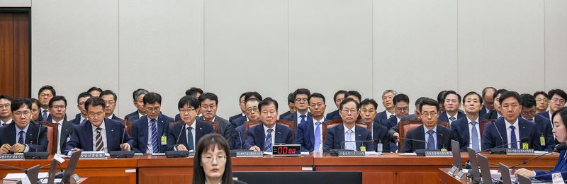 15일 국회에서 열린 산업통상자원중소벤처기업위원회의 중소벤처기업진흥공단 등에 대한 국정감사에서 피감기관 증인들이 자리에 앉아 있다. 뉴시스