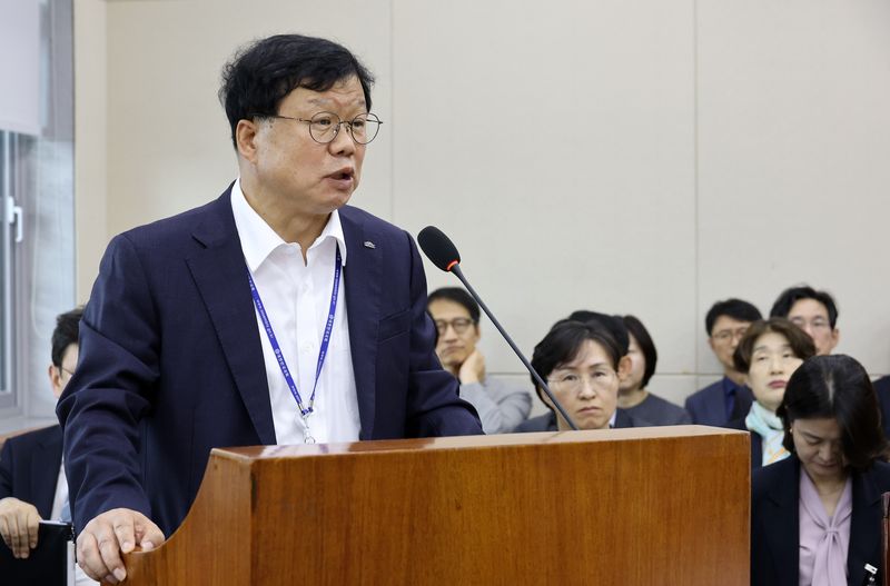 남광우 한국환경산업보건기술원장이 15일 국회에서 열린 기후에너지환경노동위원회의 중앙환경분쟁조정피해구제위원회 등에 대한 국정감사에서 질의에 답하고 있다.연합뉴스