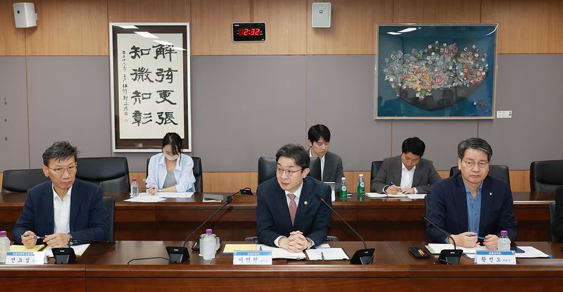 이억원 금융위원장(가운데)이 15일 오후 서울 종로구 정부서울청사에서 금융감독원, 한국거래소 등 유관기관 및 시장 전문가와 함께 개최한 '증시상황 긴급 점검회의'에서 최근 대외 불확실성 확대에 따른 국내 증시 동향과 외국인·기관투자자 수급 상황 등을 점검하고 향후 대응방향을 논이하고 있다. 금융위원회 제공