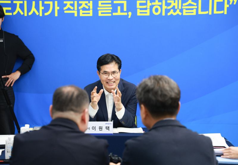 15일 열린도지사실 2차 운영에 나선 이원택 전북도지사가 도민들과 대화를 나누고 있다. 전북도 제공