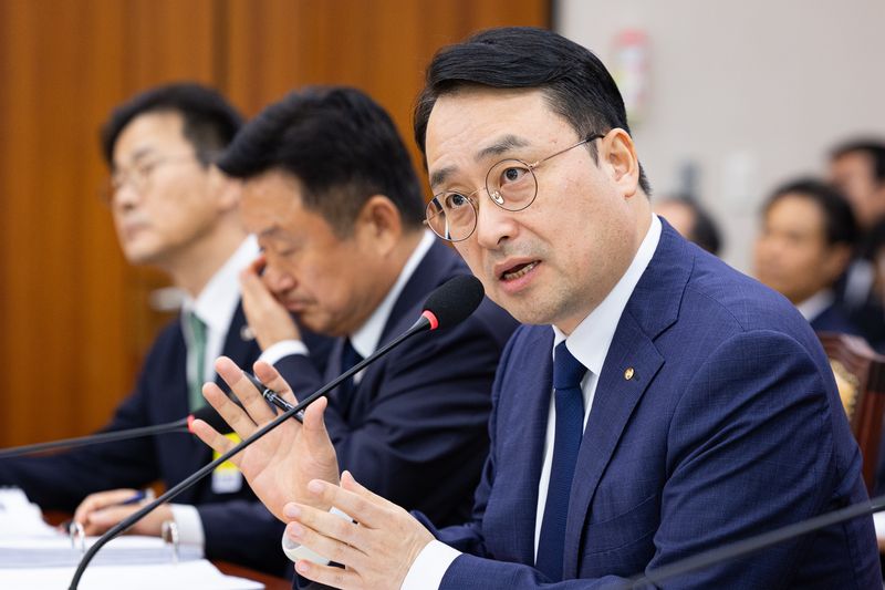 이헌욱 한국부동산원장이 15일 서울 여의도 국회에서 열린 국토교통위원회의 한국부동산원 등에 대한 국정감사에 출석해 의원 질의에 답하고 있다. 사진=뉴스1화상