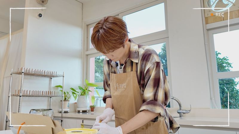 제주 관광 홍보영상 '부카스'에서 승관이 마을 체험 프로그램에 참여해 재료를 손질하고 있다. 제주도는 승관의 청귤 요리 만들기와 노을바이크 체험 등을 담은 영상을 통해 주민 주도형 체류관광 브랜드 '카름스테이'를 홍보한다. 사진=제주특별자치도