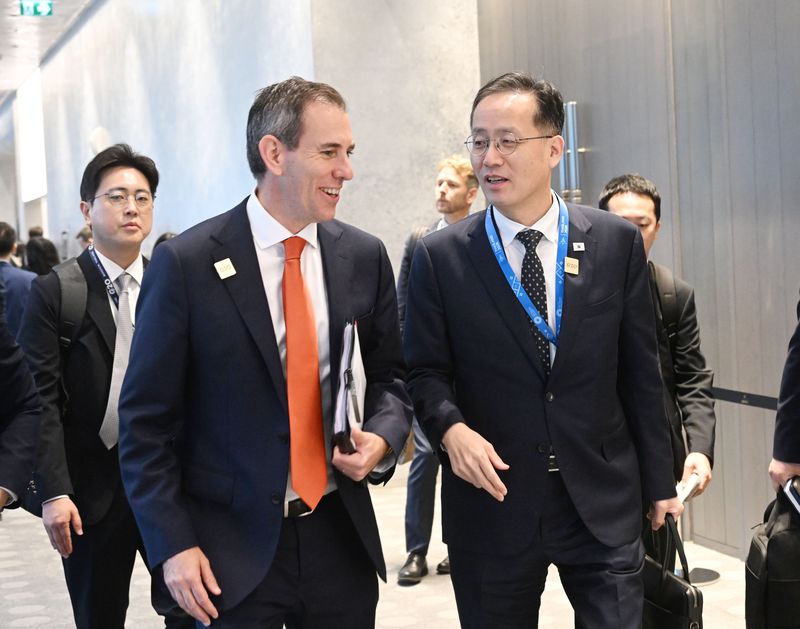국제통화기금(IMF)·세계은행 연차총회와 주요 20개국(G20)·주요 7개국(G7) 재무장관회의 참석차 태국 방콕을 방문한 이형일 부총리 겸 재정경제부 장관이 15일 퀸시리낏 컨벤션센터(QSNCC)에서 짐 차머스 호주 재무장관과 대화하며 걷고 있다. 뉴스1