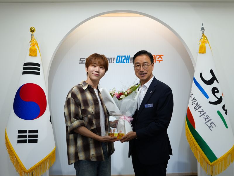 지난 9월 제주를 방문한 세븐틴 승관(왼쪽)이 위성곤 제주도지사와 홍보대사 활동 감사패를 들고 기념촬영을 하고 있다. 승관은 제주 관광캠페인 광고에 출연료 없이 참여하는 등 고향 홍보활동을 이어가고 있다. 사진=제주특별자치도
