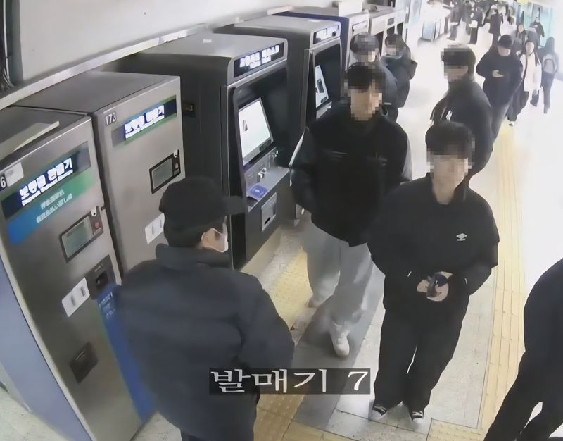 행인에게 고의로 부딪혀 휴대전화를 떨어뜨린 뒤 수리비를 요구하는 A씨의 모습이 지하철 폐쇄회로(CC)TV에 포착됐다. 서울 송파경찰서 제공