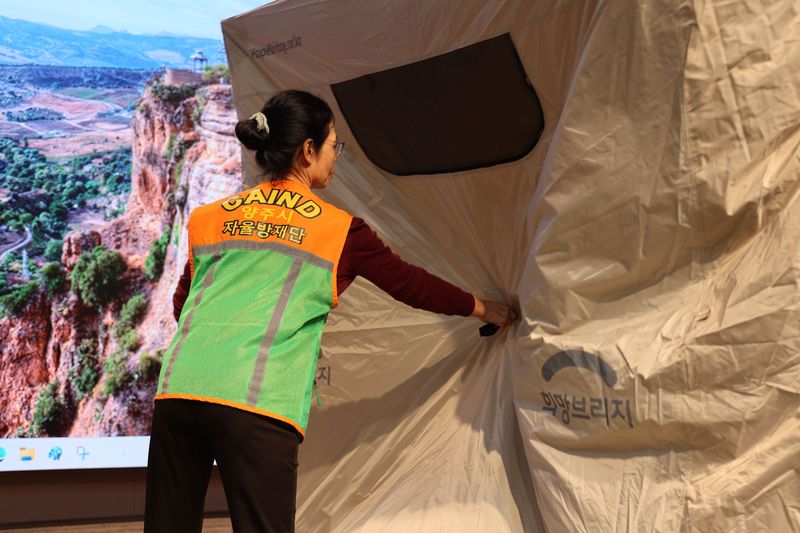 지난 13일 희망브리지가 진행한 '2026년 재해구호 전문인력 양성교육'에서 경기 양주시 자율방재단원이 임시주거시설용 셸터 설치를 실습하고 있다. 희망브리지 제공