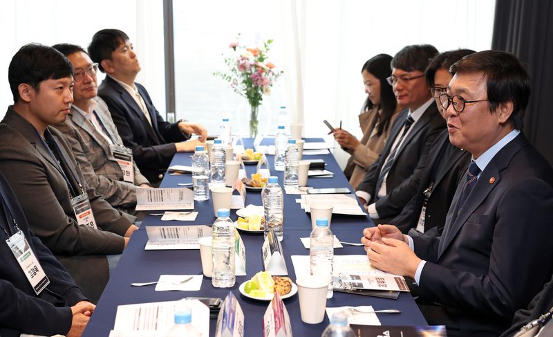 15일 서울 강남구 엘리에나호텔에서 열린 '제1기 문화기술 얼라이언스' 출범식에서 최휘영 문화체육관광부 장관(오른쪽 첫번째)이 주요 기업 대표들과 사전 간담회를 하고 있다. 문체부 제공