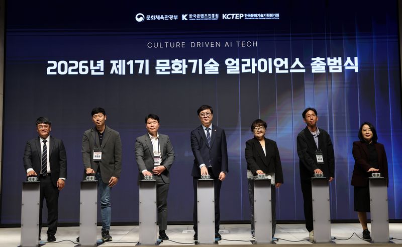 15일 서울 강남구 엘리에나호텔에서 열린 '제1기 문화기술 얼라이언스' 출범식에서 최휘영 문화체육관광부 장관(가운데)이 참석자들과 출범을 알리는 세리머니를 하고 있다. 문체부 제공