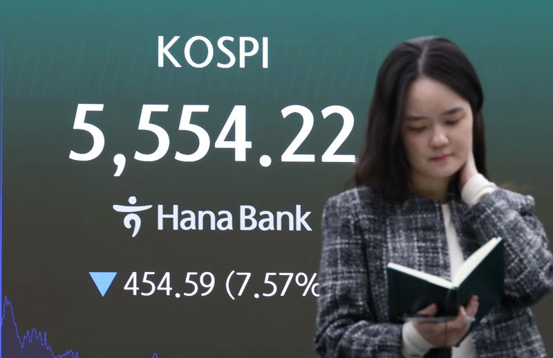 15일 오후 서울 중구 하나은행 딜링룸에 지수가 표시돼 있다. 뉴시스 제공