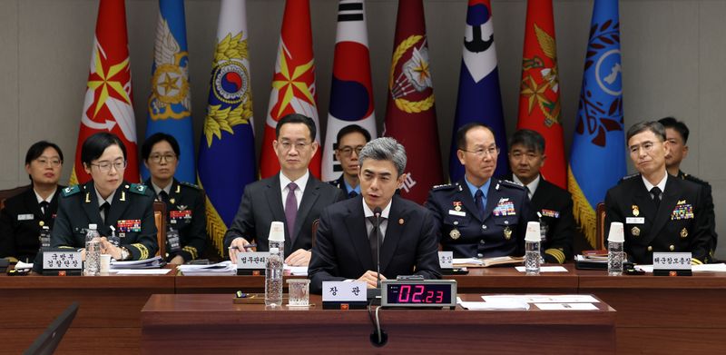 강신철 국방부 장관이 15일 오후 서울 용산구 국방부에서 열린 국회 법제사법위원회 군사법원 국정감사에 참석해 국민의힘 김민전 의원의 질의에 답하고 있다. 뉴시스