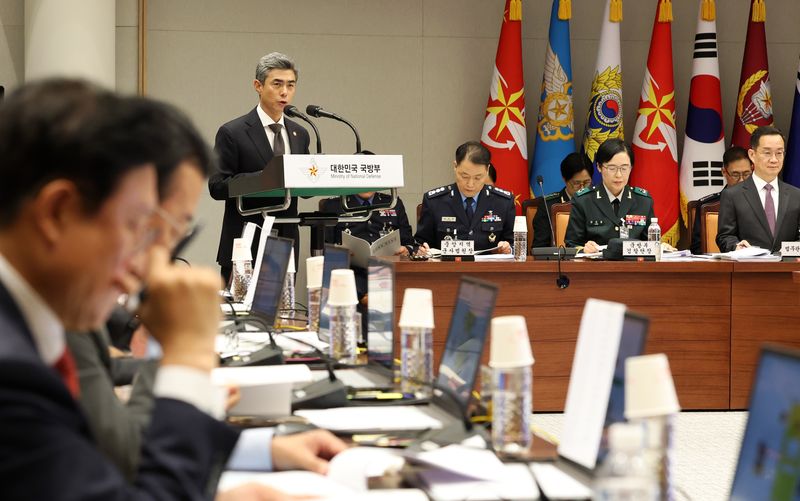 강신철 국방부 장관이 15일 오후 서울 용산구 국방부에서 열린 국회 법제사법위원회 군사법원 국정감사에 참석해 업무보고를 하고 있다. 뉴시스