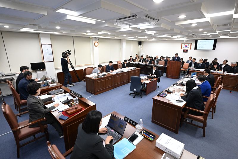 15일 제주도의회 행정자치위원회가 행정사무감사를 진행하고 있다. 제주도는 이날 의정비심의위원회를 구성하고 2027~2030년 도의원에게 지급할 월정수당과 의정활동비의 새 기준을 정하는 절차에 착수했다. 사진=제주특별자치도의회