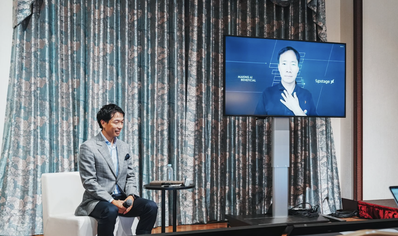 김성훈 업스테이지 대표(오른쪽)가 지난 5일 일본 도쿄에서 열린 '생성형AI 서밋 2026' 행사에서 온라인 강연을 하고 있다. 업스테이지 제공