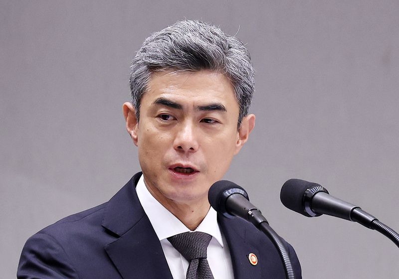 강신철 국방부 장관이 15일 서울 용산구 국방부에서 열린 국회 법제사법위원회의 군사법원 국정감사에서 업무보고를 하고 있다. 뉴스1