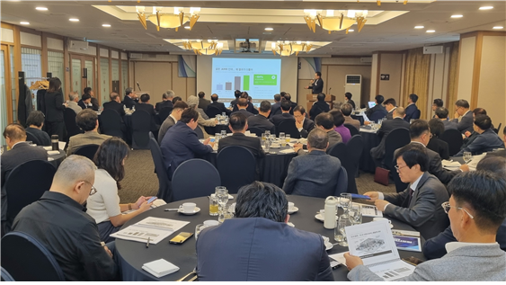 15일 서울 중구 한국프레스센터 매화홀에서 서울대총동창회 (사)관악경제인회 스타트업혁신포럼이 열리고 있다. 아이넷방송 제공