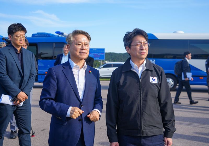 민형배 전남광주통합특별시장과 홍지선 국토교통부장관이 15일 오후 서구 군공항 탄약고 이전 예정지를 찾아 호남권 반도체 클러스터 부지를 점검하고 있다. 사진=뉴스1화상