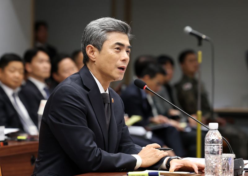 강신철 국방부 장관이 15일 오후 서울 용산구 국방부에서 열린 국회 법제사법위원회 군사법원 국정감사에 참석해 국민의힘 김민전 의원의 질의에 답하고 있다. 뉴시스