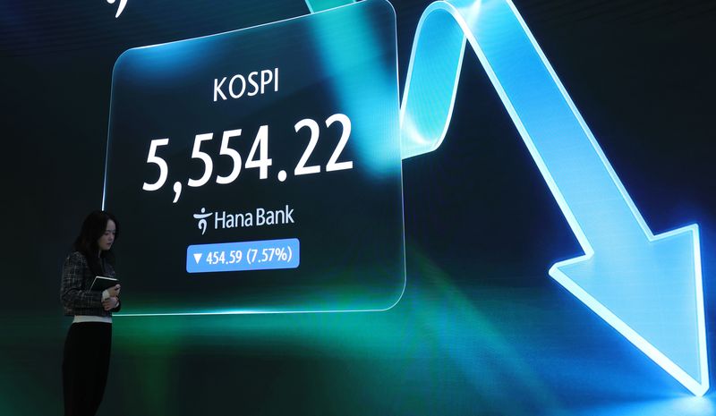 코스피가 454.59포인트(7.57%) 하락한 5554.22에 마감한 15일 오후 서울 중구 하나은행 딜링룸에 지수가 표시돼 있다. 뉴시스