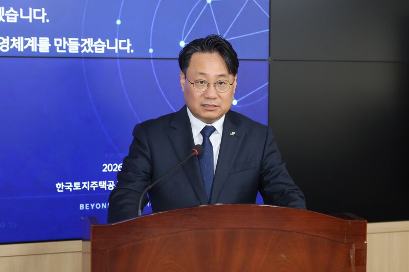 이성훈 한국토지주택공사(LH) 사장이 15일 서울 강남구 LH 서울지역본부에서 열린 'LH AI 대전환 선포식'에서 발언하고 있다. LH 제공