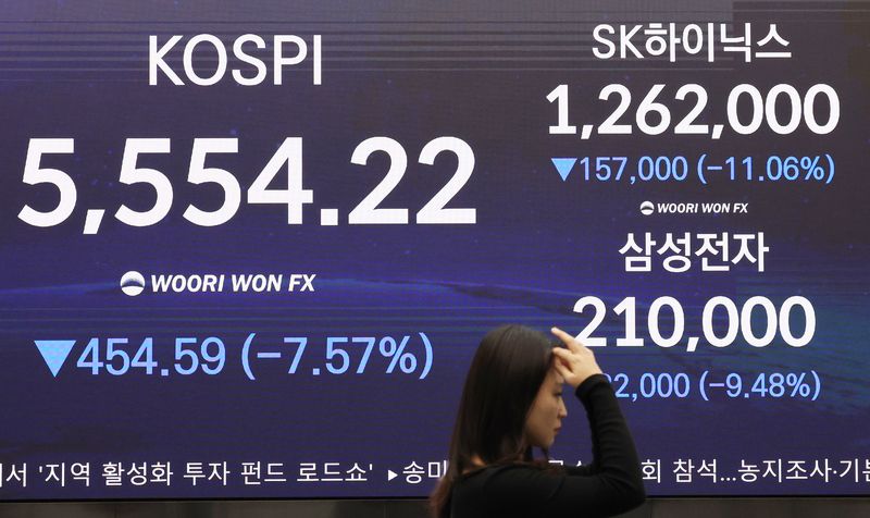 새파랗게 질린 韓증시 코스피가 454.59p(7.57%) 하락한 5554.22에 마감한 15일 오후 서울 중구 하나은행 딜링룸에 지수가 표시돼 있다. 코스닥은 63.06p(7.65%) 하락한 760.82에 마감했다. 연합뉴스