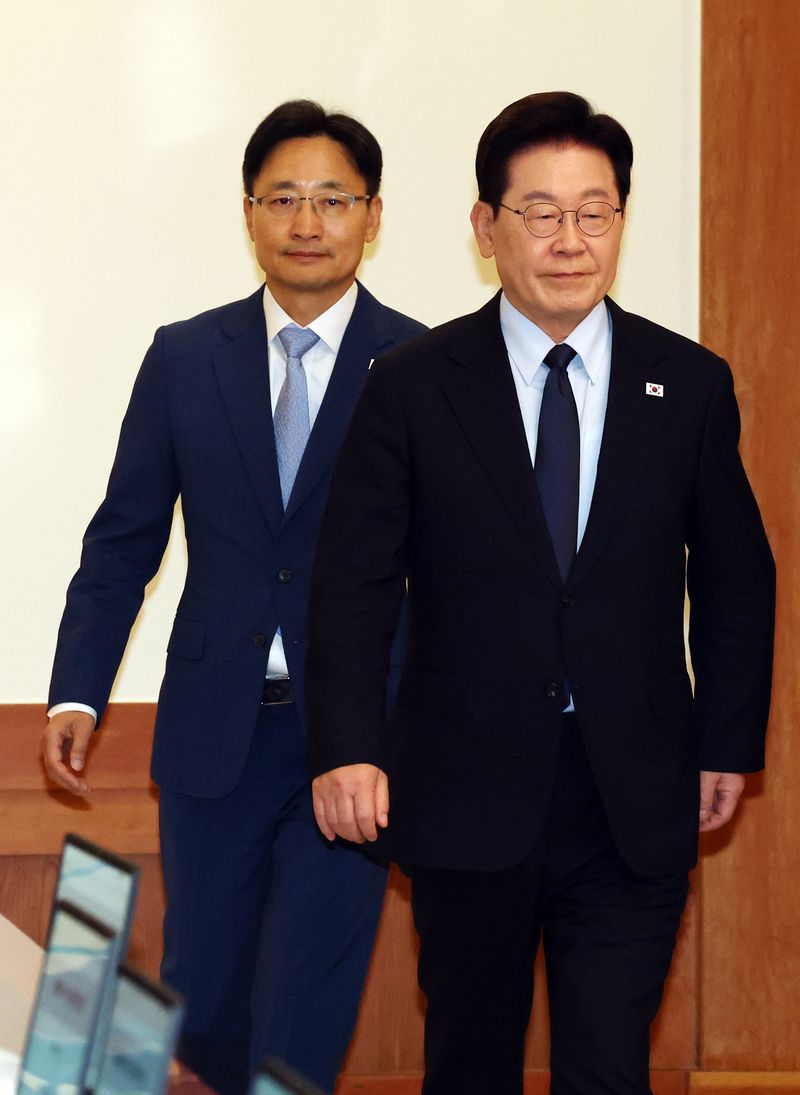 이재명 대통령이 15일 청와대에서 열린 수석보좌관회의에 임광현 신임 비서실장과 입장하고 있다. 연합뉴스