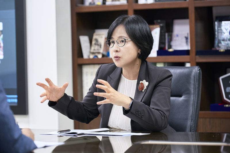 이수희 서울 강동구청장이 지난 14일 강동구청 집무실에서 파이낸셜뉴스와 진행한 인터뷰에서 민선 9기에 추진할 강동구의 주요 정책에 대해 설명하고 있다. 강동구 제공