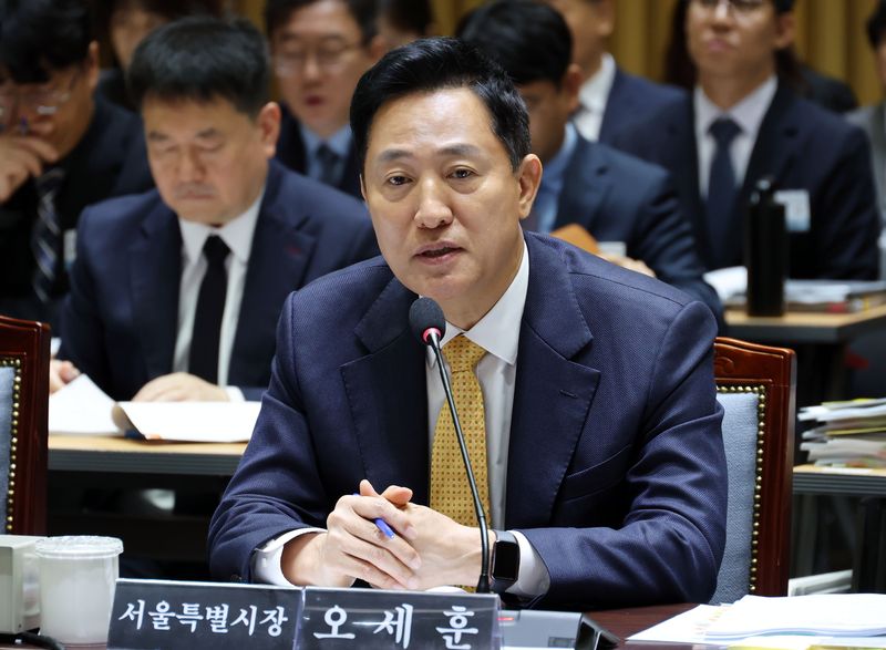 오세훈 서울시장이 15일 서울시청에서 열린 행정안전위원회 국정감사에서 위원 질의에 답변하고 있다. 연합뉴스