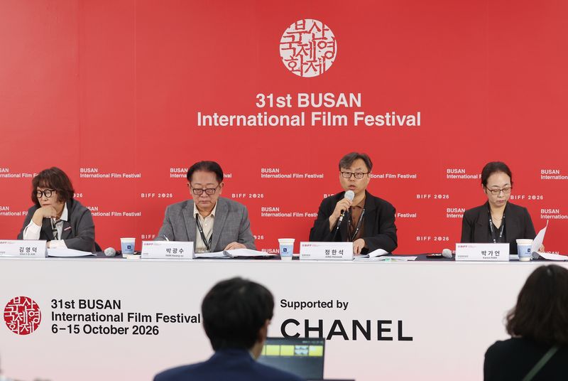제31회 부산국제영화제 폐막일인 15일 부산 해운대구 영화의전당에서 열린 영화제 결산 기자회견에서 정한석 집행위원장이 발언하고 있다. 왼쪽부터 김영덕 마켓위원장, 박광수 이사장, 정 집행위원장, 박가언 부집행위원장. 연합뉴스