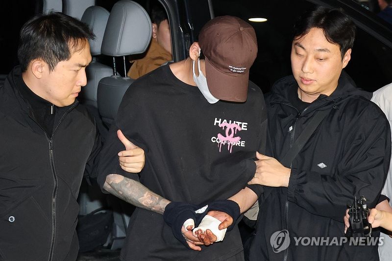 '존속 살해' 20대 남성, 손에 피 묻힌 채 송파서로 송치 (출처=연합뉴스)