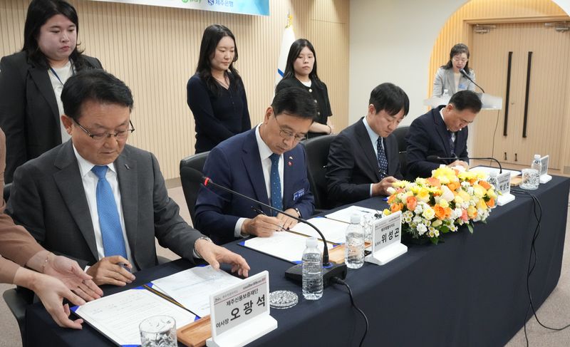 15일 제주도청에서 열린 '소상공인 희망온(ON) 특별보증' 업무협약식에서 제주도와 네이버페이, 제주은행, 제주신용보증재단 관계자들이 협약서에 서명하고 있다. 4개 기관은 75억원 규모의 신용보증과 대출이자 지원, 디지털 결제 활성화에 협력한다. 사진=제주특별자치도