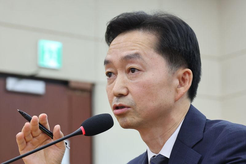 김지용 중대범죄수사청장 후보자가 14일 서울 여의도 국회에서 열린 행정안전위원회 인사청문회에서 생각에 잠겨 있다. 뉴스1