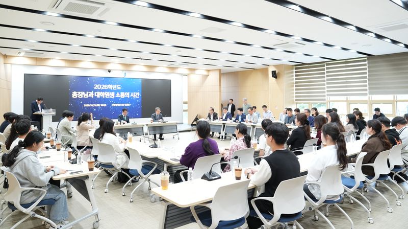 지난 13일 제주대학교 산학협력관에서 양덕순 총장과 대학원생들이 장학금 확대와 실험장비 운영, 연구환경 개선 방안을 논의하고 있다. 제주대는 장비 고장 시 신속한 수리와 담당자 공백에 대비한 대체인력 체계를 마련할 계획이다. 사진=제주대학교