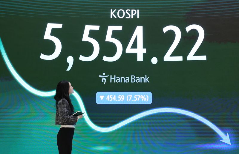 15일 오후 서울 중구 하나은행 본점 딜링룸 전광판에 코스피 시황이 표시되고 있다. 이날 코스피지수는 전일 대비 454.59포인트(7.57%) 하락한 5,554.22에 코스닥은 63.06포인트(7.65%) 하락한 760.82에 오후장을 마감했다. /사진=뉴스1