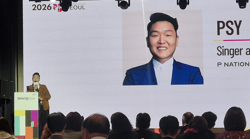 [서울=뉴시스] 강주희 기자=가수 싸이가 15일 서울 여의도 페어몬트 앰배서더 호텔에서 열린 '2026 세계공영방송(PBI) 서울총회'에서 'K팝의 과거, 오늘 그리고 미래'라는 주제로 특별 연설에 나섰다. zooey@newsis.com *재판매 및 DB 금지