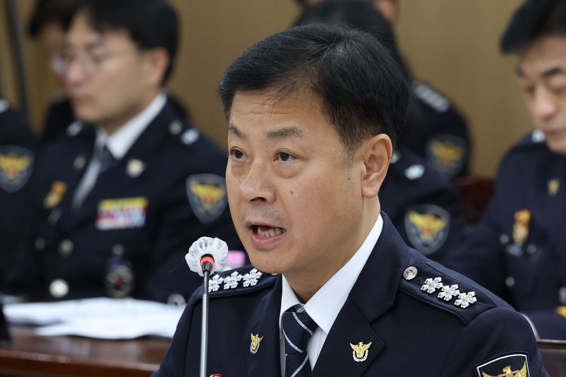 고범석 서울특별시경찰청장이 15일 오후 서울 종로구 서울특별시경찰청에서 열린 국회 행정안전위원회의 서울경찰청에 대한 국정감사에 출석해 의원 질의에 답하고 있다. 뉴스1