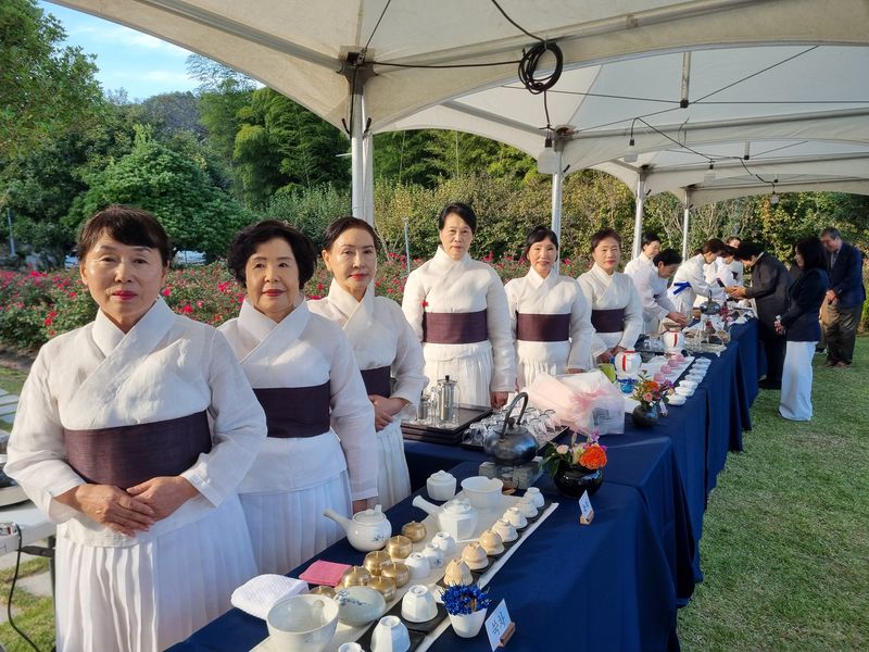 명선차문화연구원 회원들이 다양한 전통차를 소개하고 있다. 명선차문화연구원 제공