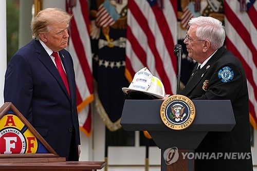 소방관 헬멧 선물받는 트럼프 (출처=연합뉴스)